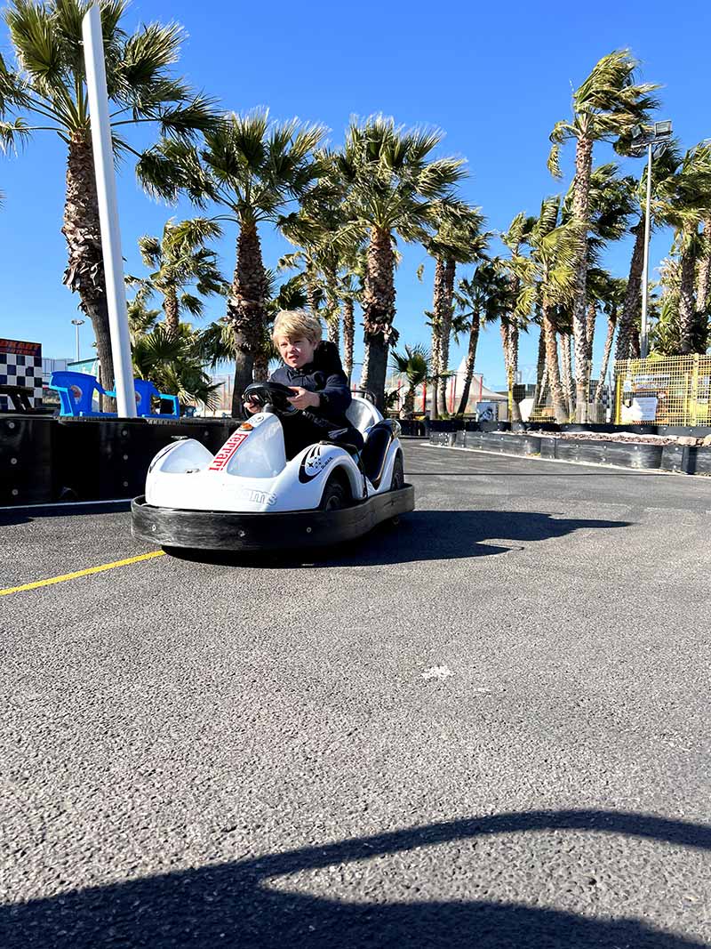 Les Enfants Conduisent Des Voitures électriques Dans Le Parc D'attractions  Enfance Heureuse Parc à Thème Conduite D'auto Tamponneuse